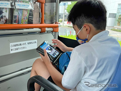 「アシストガイド」を活用した公共交通機関利用の実証実験の様子