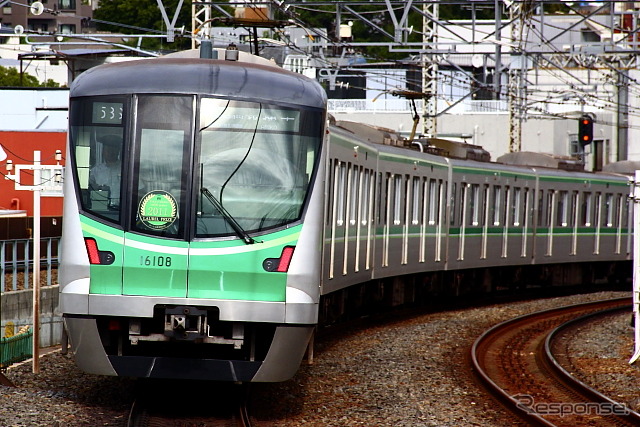 千代田線では平日7～8時台に減便されるが、東西線同様、小規模に。写真は16000系。