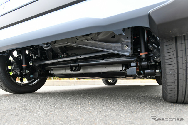 後輪の足回りはガソリン車の4WD用を採用することで、バッテリー搭載スペースを確保