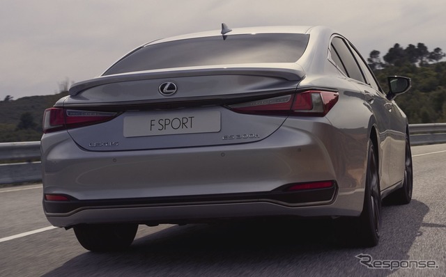 レクサス ES の2023年モデルの「Fスポーツデザイン」(欧州仕様)