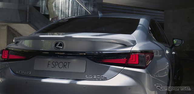 レクサス ES の2023年モデルの「Fスポーツデザイン」(欧州仕様)