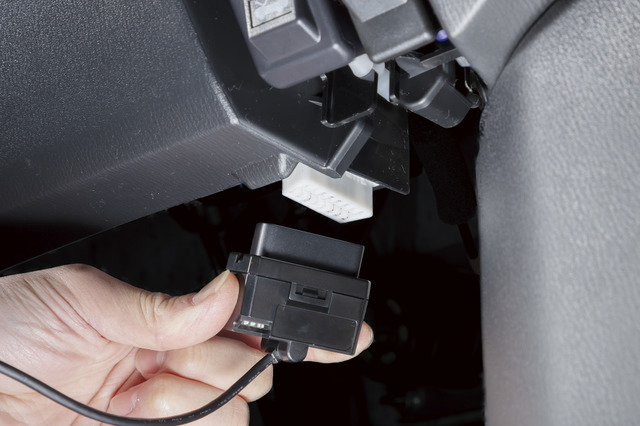 BLITZ⻑年の開発ノウハウを生かしたOBD2アダプター接続(別売)に対応