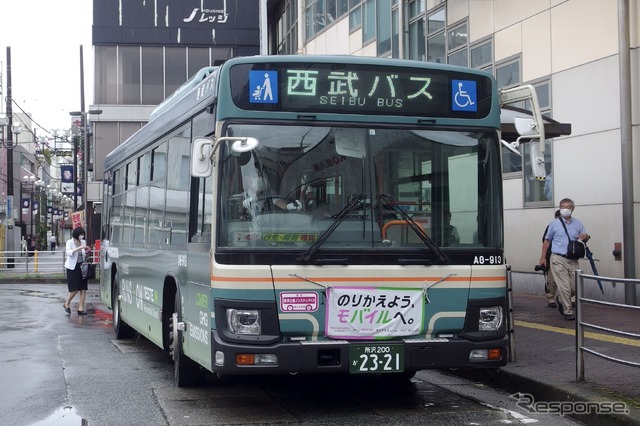 リニューアブルディーゼルバス(西武バス)。新所沢駅前