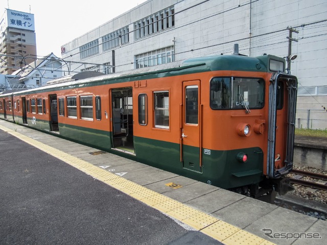 2017年に地域色から湘南色に塗り替えられた岡山電車区の115系300番台D26＋D27の6両編成。車内シート配列は国鉄時代のままとなっている。