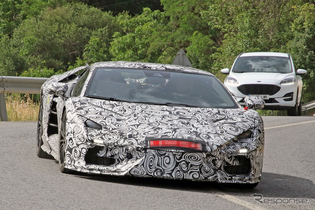 ランボルギーニの新型フラッグシップモデル(スクープ写真)