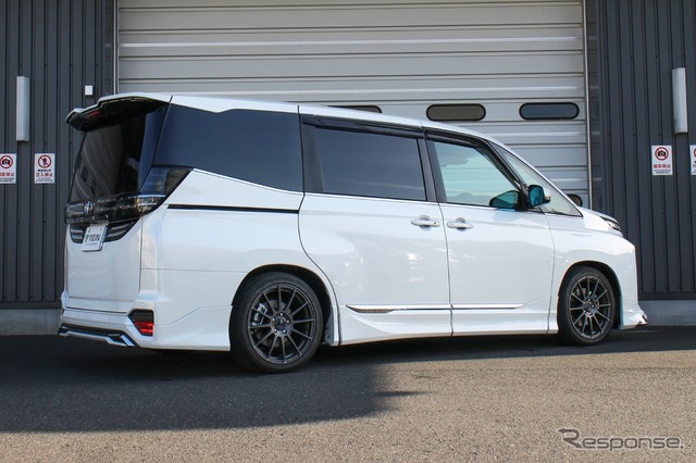 テインRX1装着車：トヨタ・ヴォクシー