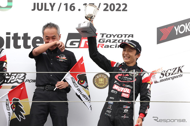 3位の野尻智紀(右)