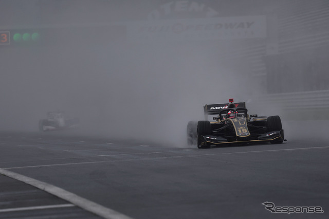 予選でポールポジションを獲得した#19 関口雄飛(carenex TEAM IMPUL)