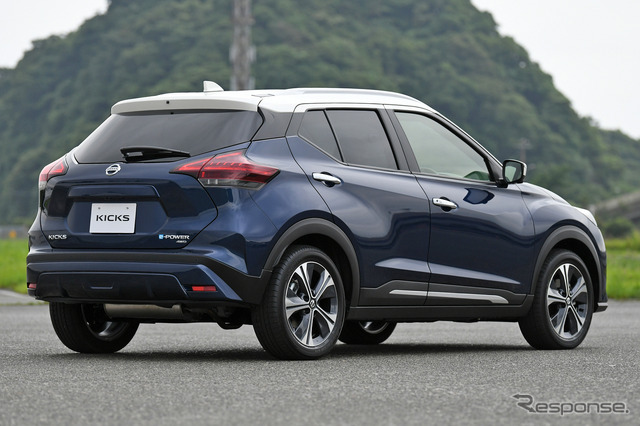 日産 キックス 改良新型で追加された4WDの「X FOUR」(写真はツートーンインテリアエディション)