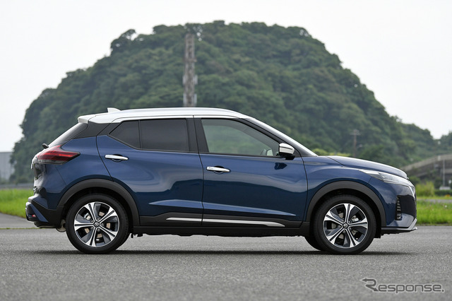 日産 キックス 改良新型で追加された4WDの「X FOUR」(写真はツートーンインテリアエディション)