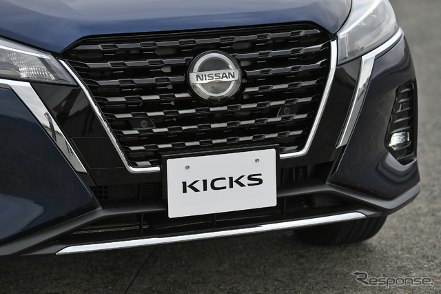 日産 キックス 改良新型で追加された4WDの「X FOUR」(写真はツートーンインテリアエディション)