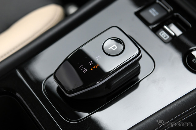 日産 キックス 改良新型で追加された4WDの「X FOUR」(写真はツートーンインテリアエディション)