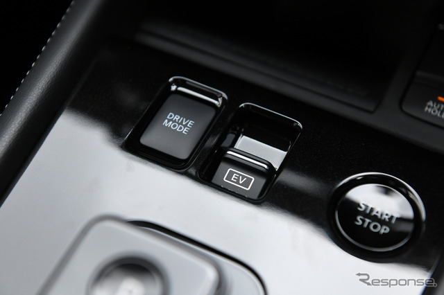 日産 キックス 改良新型で追加された4WDの「X FOUR」(写真はツートーンインテリアエディション)