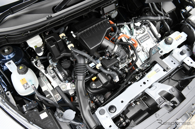 日産 キックス 改良新型で追加された4WDの「X FOUR」(写真はツートーンインテリアエディション)