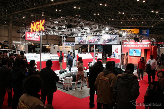 【東京オートサロン09】写真蔵…NGK がスパーク
