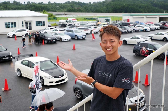 『FLATFESTIVAL 2022 IN 袖ヶ浦 』について説明するレーシングドライバー平手晃平選手