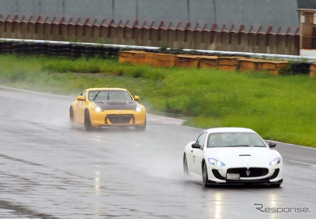 『FLATFESTIVAL 2022 IN 袖ヶ浦 』雨天にもかかわらず袖ケ浦フォレストレースウェイのコースを走行する参加者たち