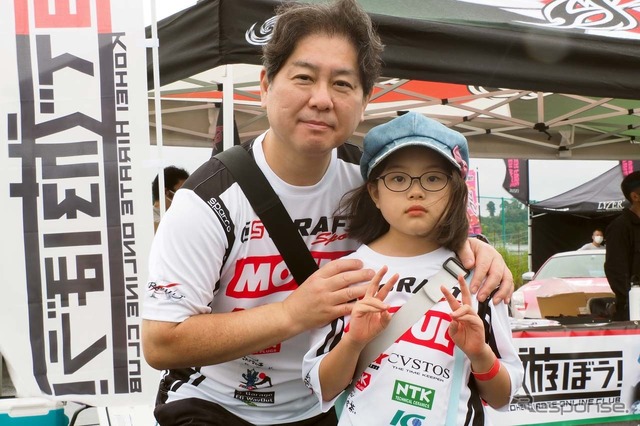 平手選手と個人的なつながりがあり、これまでもスーパーGTなど関係イベントに参加してきた小島雄一郎さん親子。ここまでの規模になったことに驚いた様子だった