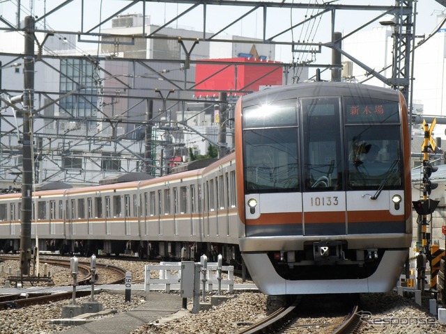 有楽町線・副都心線の10000系。