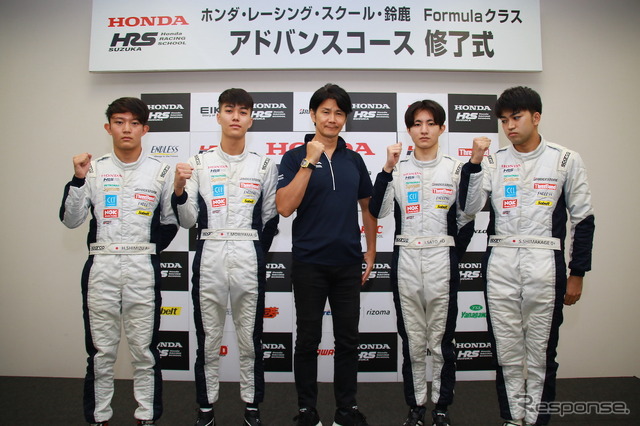 中野信治バイスプリンシパル(中央)と、スカラシップ選考会に進んだ4名(左から清水啓伸、森山冬星、佐藤樹、島影柊麿)