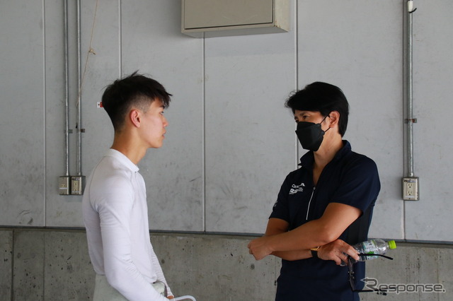 中野信治バイスプリンシパルからアドバイスを受ける受講生