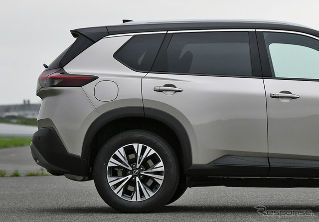 日産 エクストレイル 新型のCピラーには初代からの意匠が受け継がれている。