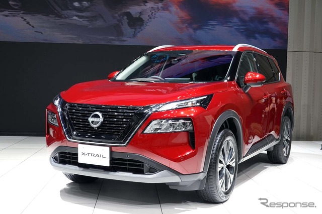 国内仕様初採用のボディ色「カーディナルレッド」で身を纏った新型エクストレイル