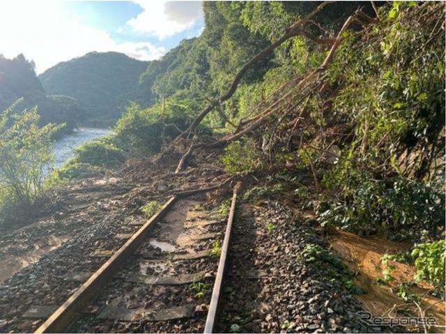 美祢線湯ノ峠～厚保間の土砂流入現場。