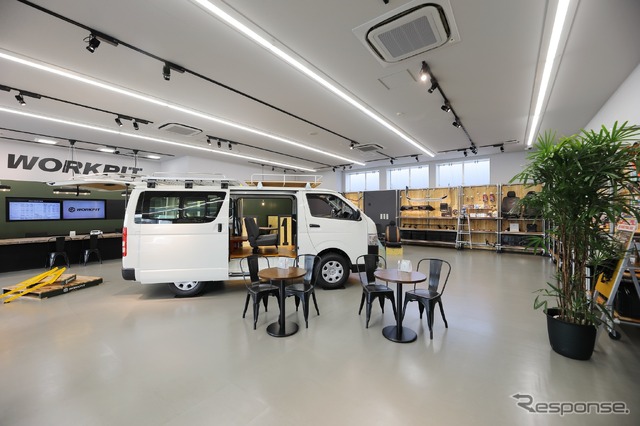 ワークピット横浜の店内に置かれた展示車両
