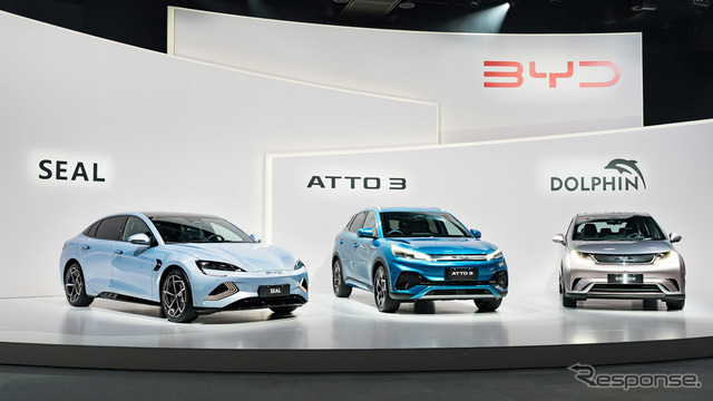 BYDは、2023年 1月 に発売予定の「 ATTO 3」(中央)を皮切りに、 2023年 中頃 に 「 DOLPHIN」(右) 、 2023年 下 半 期に「 SEAL」(左) の 発売 を 予定する