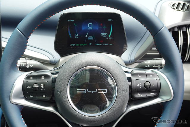 ステアリングスイッチは。右側にオーディオ系、左側にACCなど走行系スイッチを配置。文字の表記は小さめだ