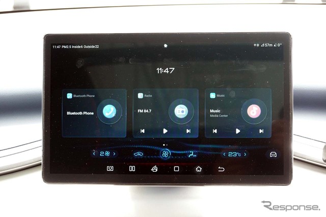 タテにも電動で回転するタブレット型センターディスプレイ