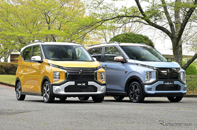 三菱 eKクロスEV(右)とeKクロス(左)
