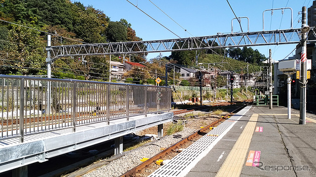 青梅駅の山側にはグリーン車導入へ向けて新ホーム（写真左）の工事が進められている。