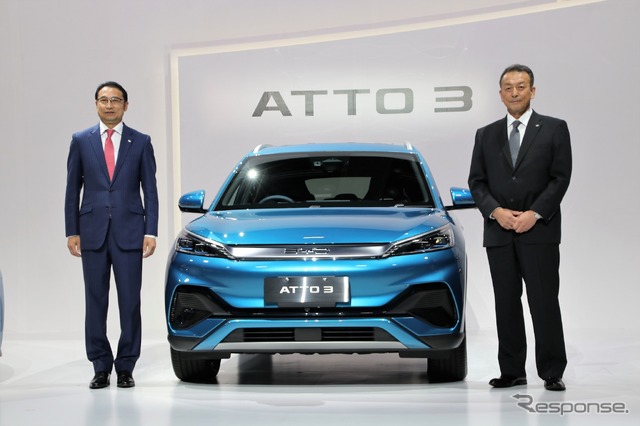 ビーワイディージャパン代表取締役社長の劉学亮氏(左)とBYD Auto Japan代表取締役社長の東福寺厚樹氏(右)