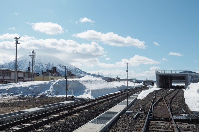 2022年4月時点の倶知安駅構内。雪が積もっている付近に高架駅が建設される模様。右手は西側に移設された在来線。
