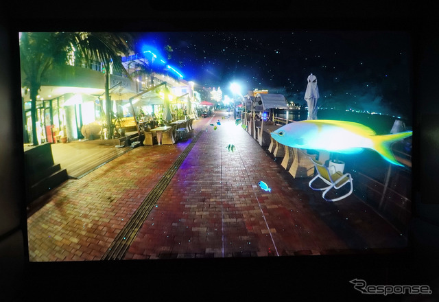 『SC-1』のディスプレイに映されたAR映像。実際の風景の中を魚が泳いでいる