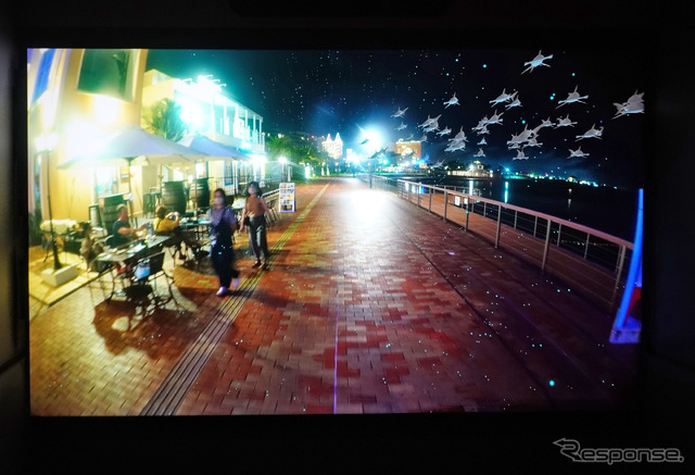 『SC-1』のディスプレイに映されたAR映像。実際の風景の中を魚が泳いでいる