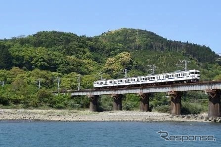 長崎本線を行く415系。