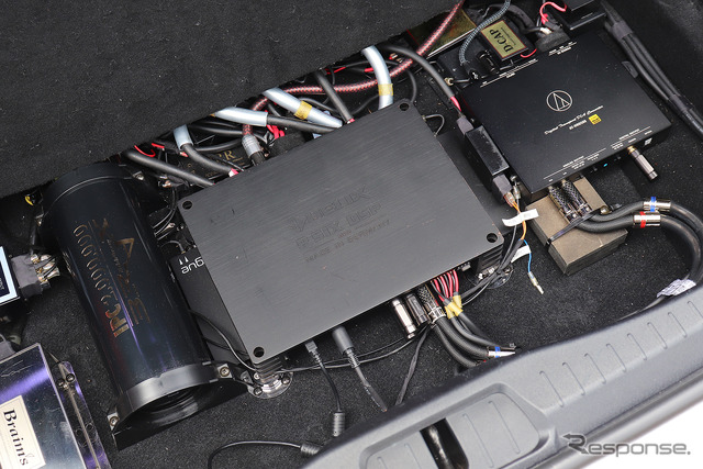 「パワーアンプ内蔵DSP」を搭載したオーディオカーの一例(製作ショップ:アミューズ<広島県>)。