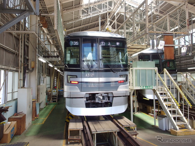 行き先表示は現地の「南千住」ではなくレアな「上野」。岩倉高校の最寄駅でもある。