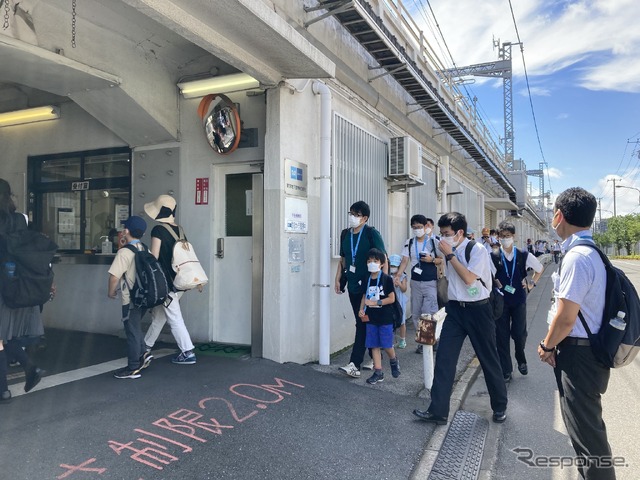 千住検車区。地上を高架で走る日比谷線のそばに広がる。