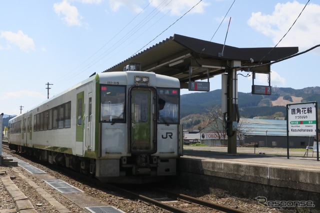 鹿角花輪駅に停車している花輪線のキハ110系普通列車。荒屋新町～鹿角花輪間は岩手県と秋田県の県境を越えることもあり、JR東日本では2019年度で最も輸送密度が低かった。