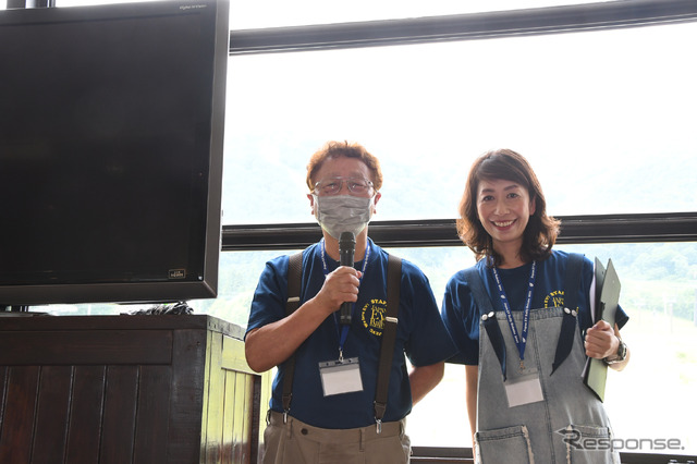 日本EVクラブ代表の舘内端氏（左）とMCの秋元郁美さん