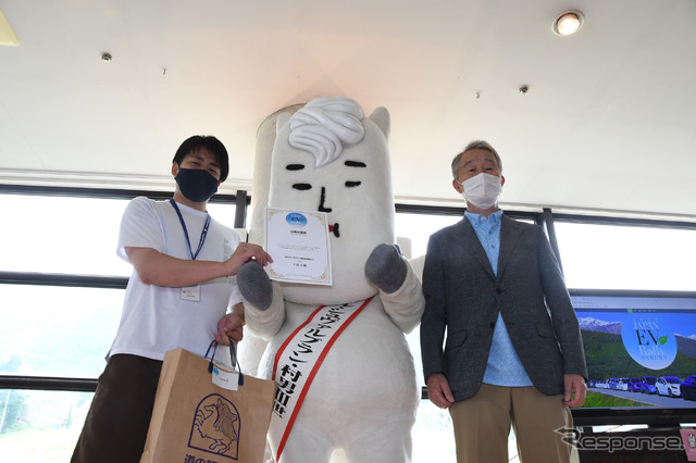 もっとも遠方から訪れたのは岡山県からの参加者（左）。右は白馬村村長の下川正剛氏（当時）、中央は白馬村のゆるキャラ、ヴィクトワール・シュヴァルブラン・村男III世