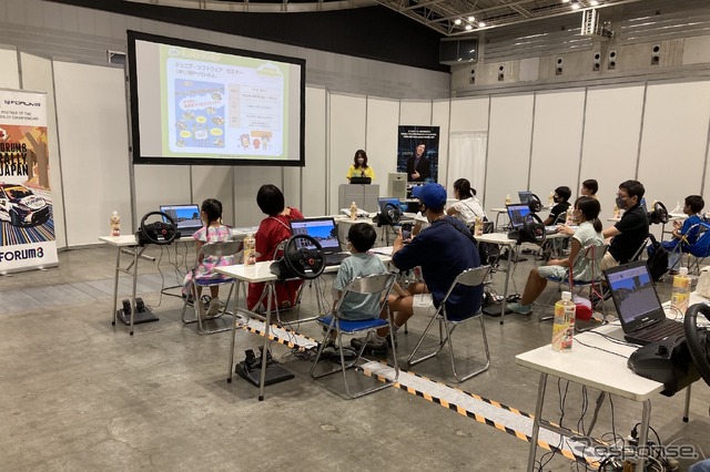 バーチャル空間に街や道を作って運転(フォーラムエイト/キッズエンジニア2022)