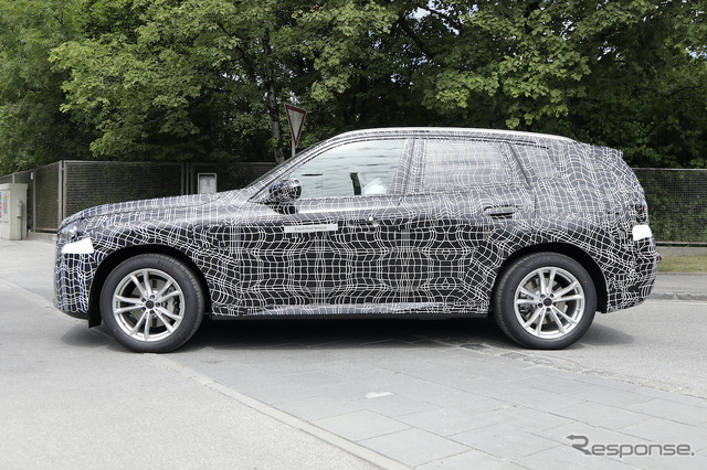 BMW X3 次期型に追加されるPHEV(スクープ写真)