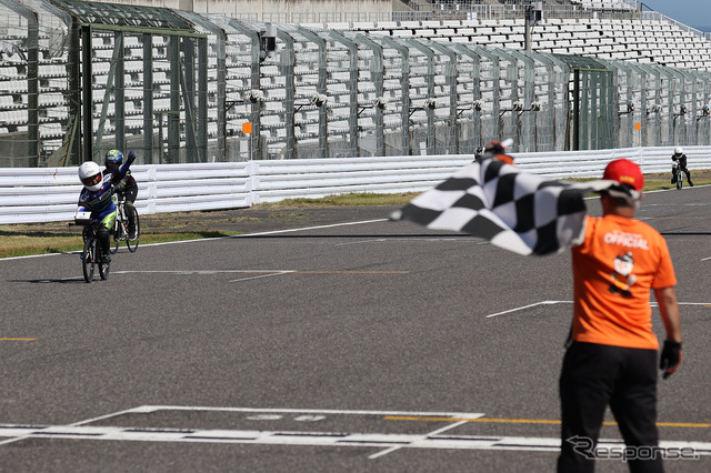 優勝したミツバイクのゴールシーン