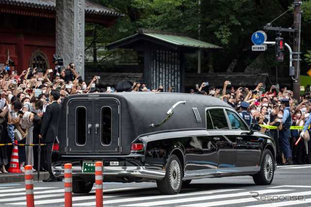 告別式後、安倍元総理の遺体を載せ増上寺を出る寝台車(7月12日)
