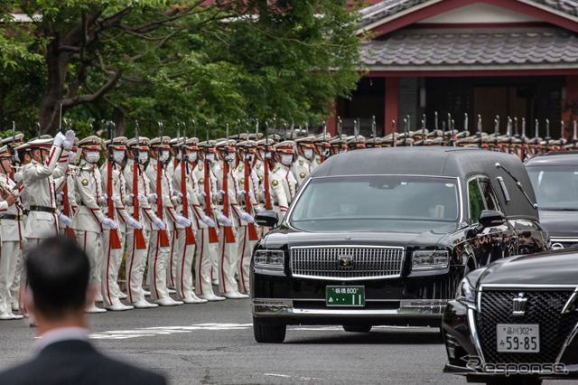 告別式後、安倍元総理の遺体を載せ増上寺を出る寝台車(7月12日)